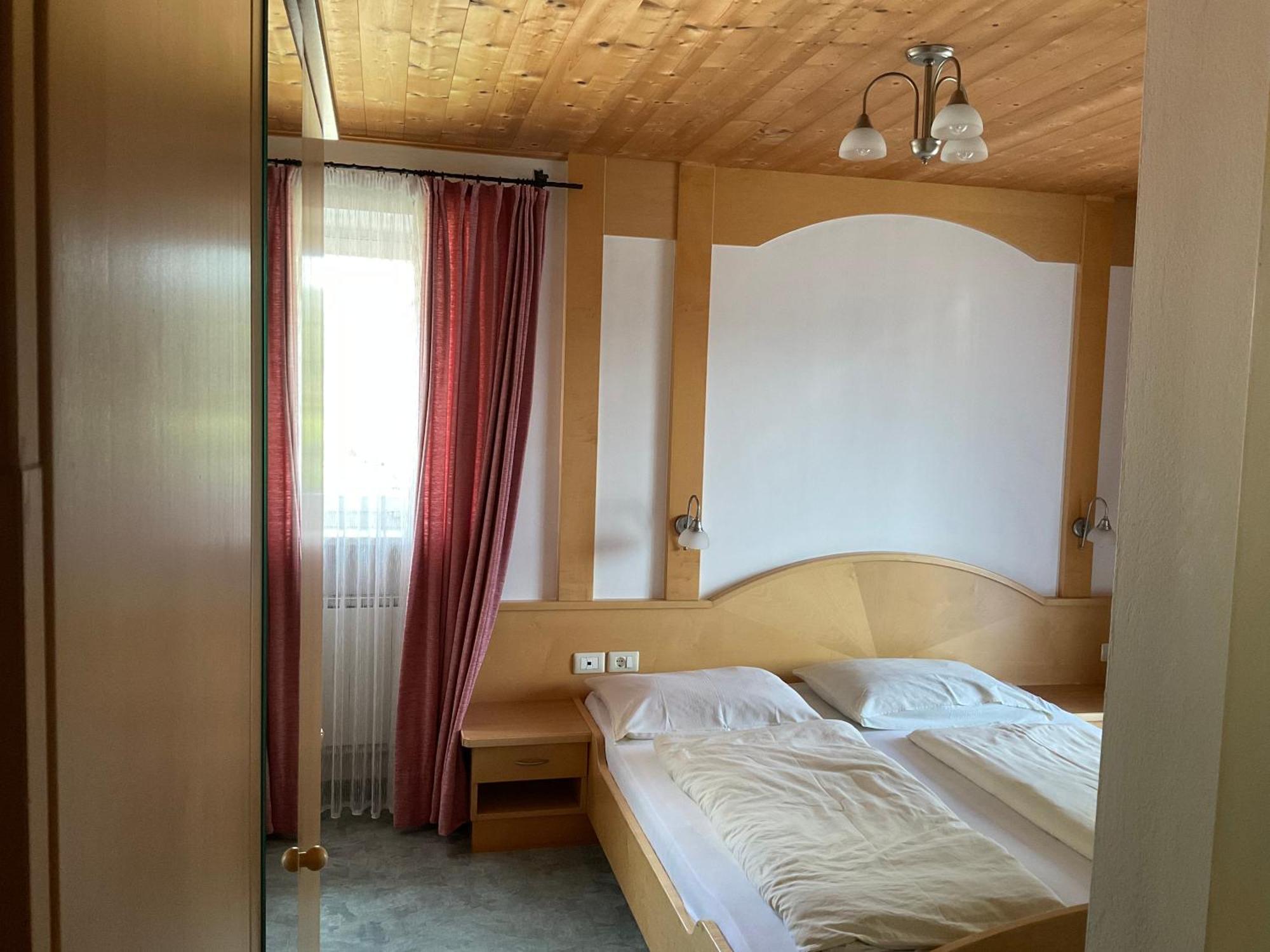 Garni Rika Bed & Breakfast Parcines Bagian luar foto